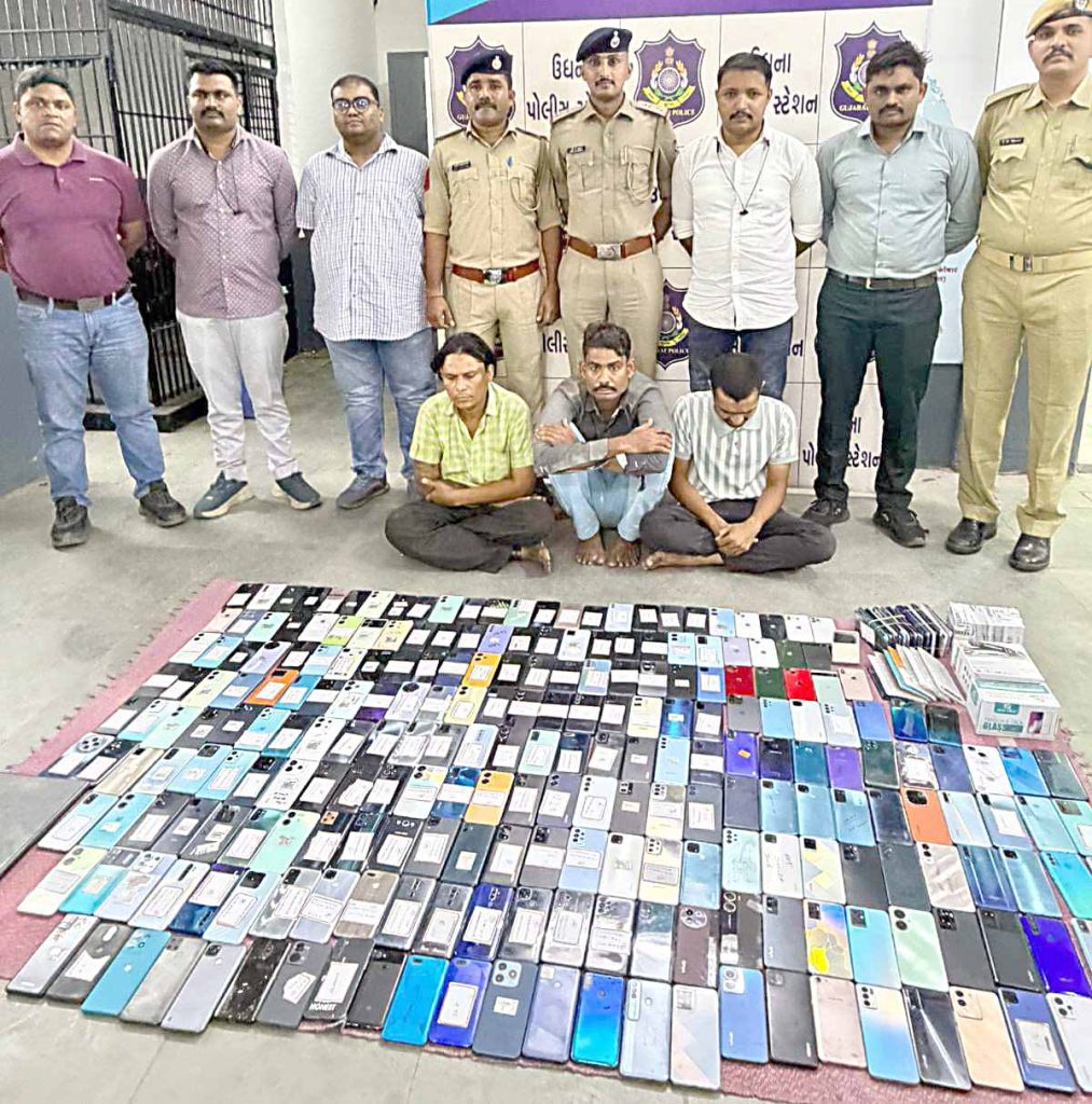 279 મોબાઈલ સાથે એર ઈન્ડિયાના એન્જીનિયર સહિત ત્રણ ઝડપાયા