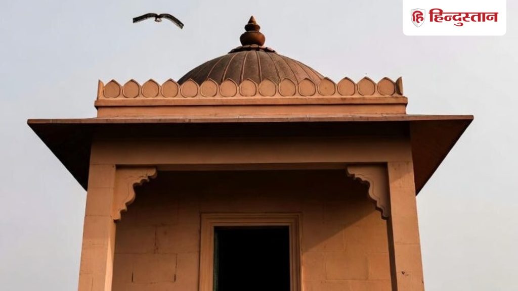 मंदिर के अंदर मूर्ति से सोने के आभूषण की चोरी, मचा भारी हंगामा; संदिग्ध हुआ...