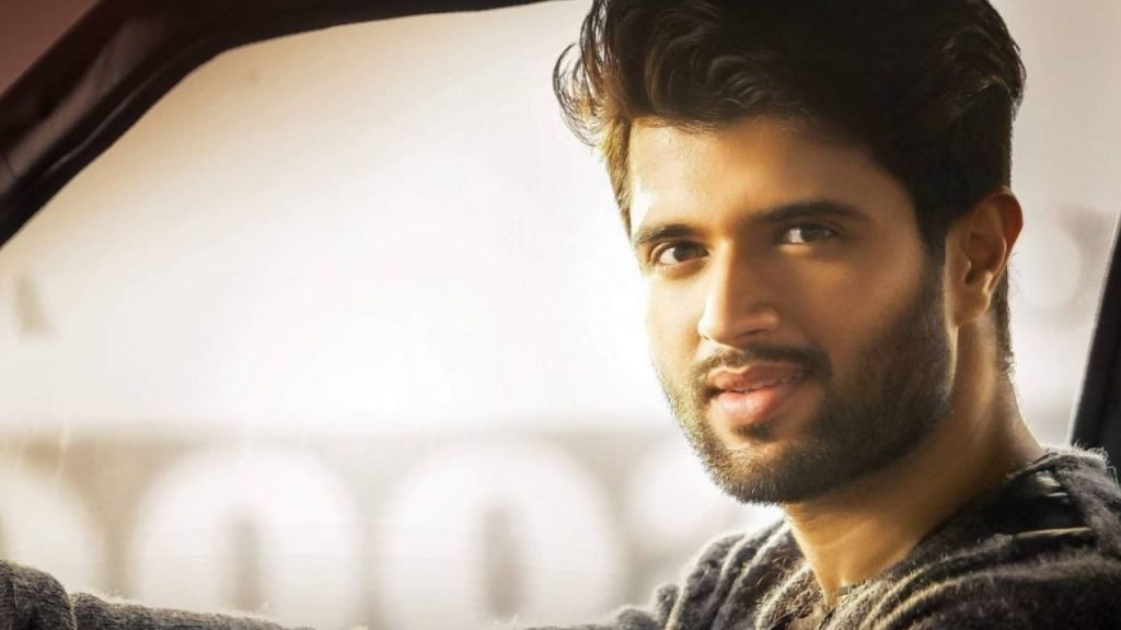 तेलंगाना के जोगुलंबा गड़वाला जिले में अभिनेता विजय देवरकोंडा की कार और एक...