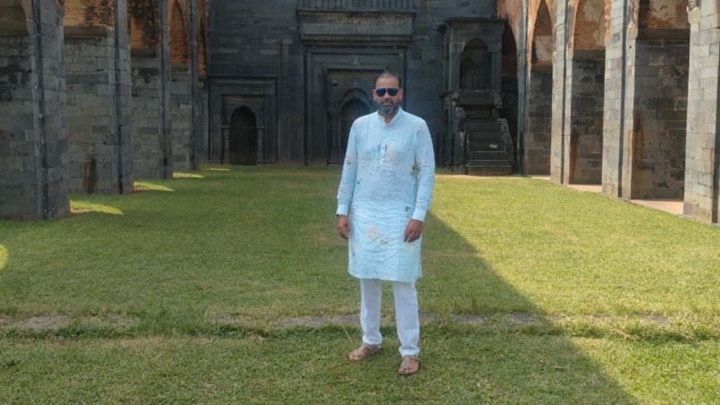 पठान की पोस्ट के बाद, कई यूजर्स ने ऐतिहासिक संदर्भ और मस्जिद परिसर से कथित...