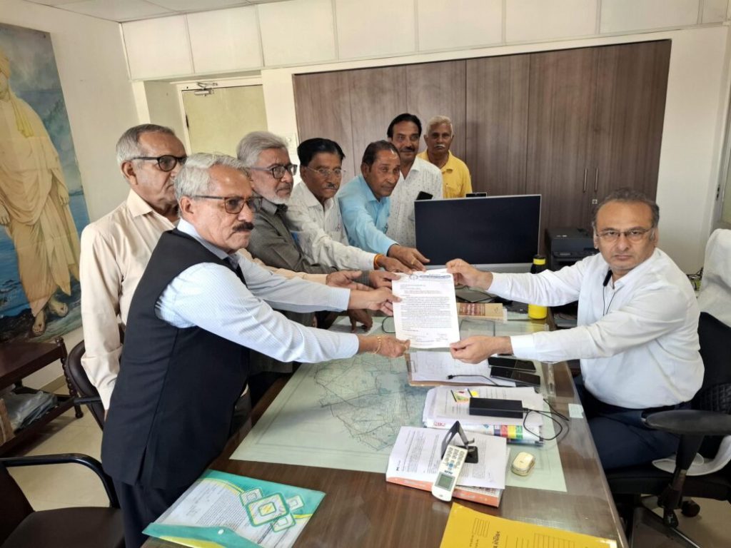 વધુ ૪ સીટી બસો શરૂ કરવા નડિયાદમાં ડેપ્યુટી કમિશનરને આવેદનપત્ર અપાયું