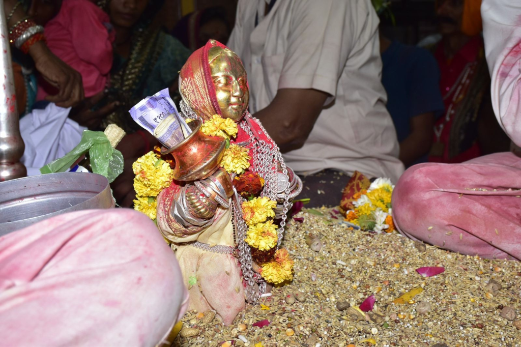 Devmogra Mata Temple: સાતપુડાની ગોદમાં કરોડો આદિવાસીઓની આસ્થાનું કેન્દ્ર: ગુજરાતનું 'દેવમોગરા ધામ', જ્યાં માતાજીની 'કણી-કંસરી'નું અન્ન ભંડાર ક્યારેય ખૂટતું નથી! - Devmogra Mata Temple - Newz...