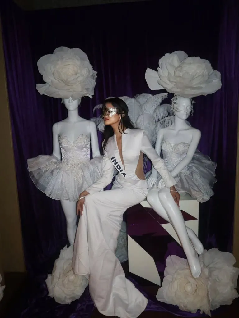 મણિકા વિશ્વકર્મા સફેદ હાથીદાંતના ગાઉનમાં દેવદૂત જેવી દેખાતી હતી, મિસ યુનિવર્સ 2025ના રેડ કાર્પેટ પર ભારતીય સુંદરતાનો દબદબો