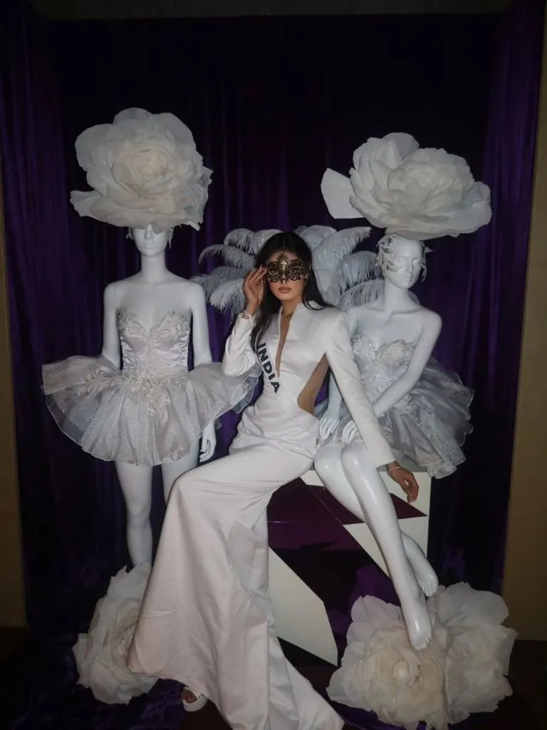 મણિકા વિશ્વકર્મા સફેદ હાથીદાંતના ગાઉનમાં દેવદૂત જેવી દેખાતી હતી, મિસ યુનિવર્સ 2025ના રેડ કાર્પેટ પર ભારતીય સુંદરતાનો દબદબો