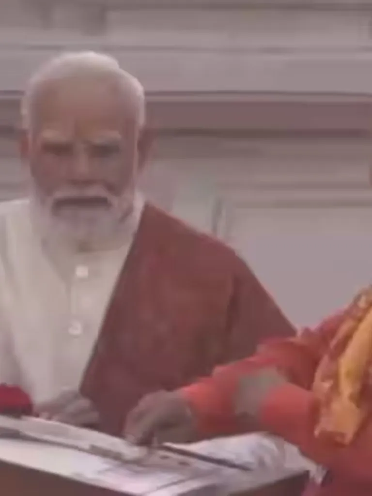 અયોધ્યા રામ મંદિર: ભગવો ધ્વજ ફરકાવવાની ઐતિહાસિક ઉજવણી; 10 ફોટા જુઓ અયોધ્યા રામ મંદિર: ભગવો ધ્વજ ફરકાવવાની ઐતિહાસિક ઉજવણી; 10 ફોટા જુઓ