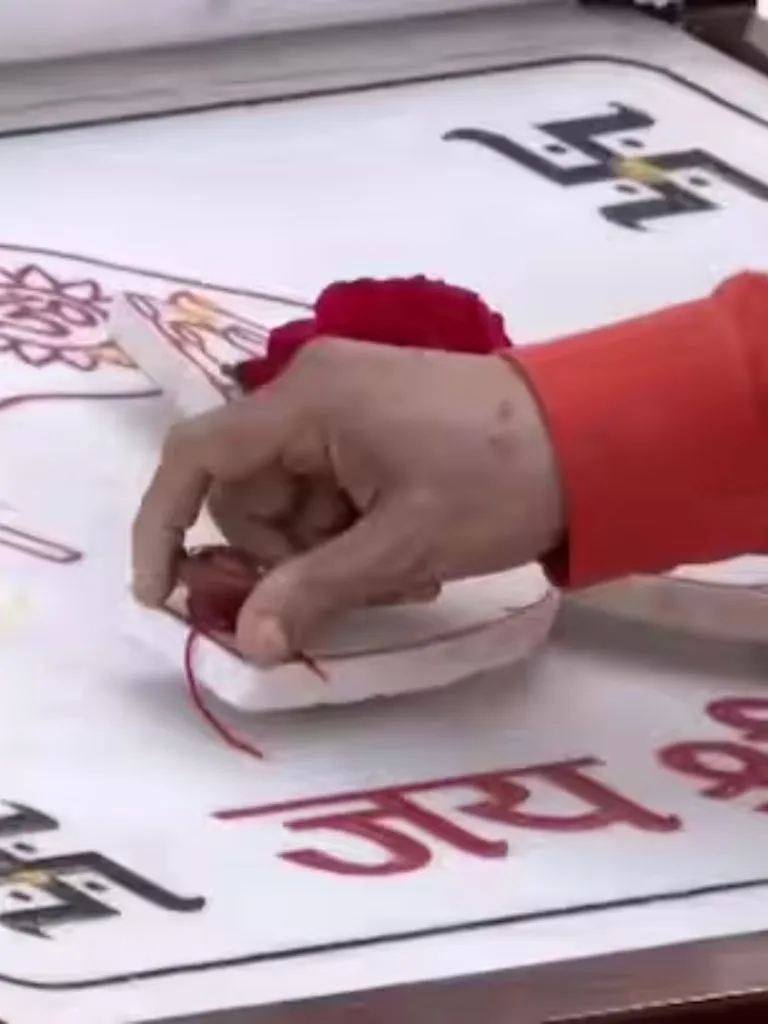 અયોધ્યા રામ મંદિર: ભગવો ધ્વજ ફરકાવવાની ઐતિહાસિક ઉજવણી; 10 ફોટા જુઓ અયોધ્યા રામ મંદિર: ભગવો ધ્વજ ફરકાવવાની ઐતિહાસિક ઉજવણી; 10 ફોટા જુઓ