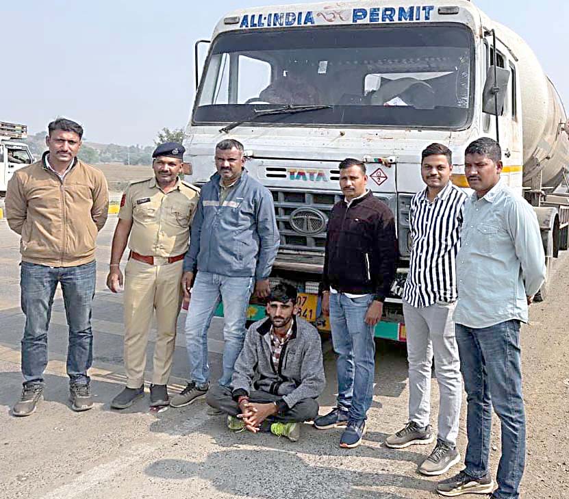 ખંગેલા ચેકપોસ્ટ પરથી 1.43 કરોડનો વિદેશી દારૂ ભરેલું કન્ટેનર પકડાયું ખંગેલા ચેકપોસ્ટ પરથી 1.43 કરોડનો વિદેશી દારૂ ભરેલું કન્ટેનર પકડાયું