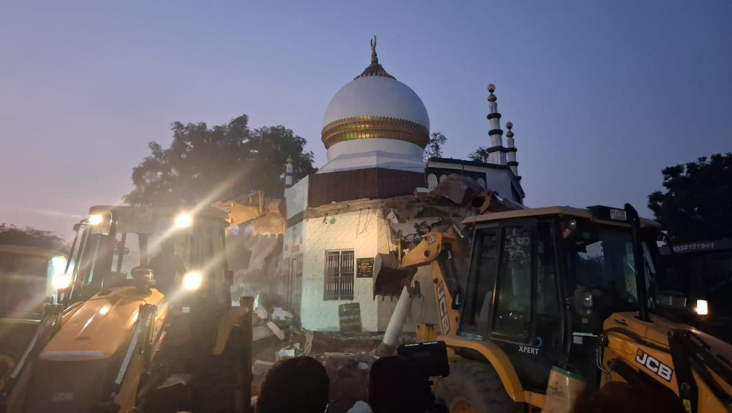 Gandhinagar Mega Demolition: ગાંધીનગર 'દબાણ મુક્ત' ઝુંબેશ: વકફ બોર્ડમાં નોંધાયેલી દરગાહો સહિત ૧૪૦૦થી વધુ ગેરકાયદેસર દબાણો પર બુલડોઝર! - Gandhinagar Mega Demolition - Newz...