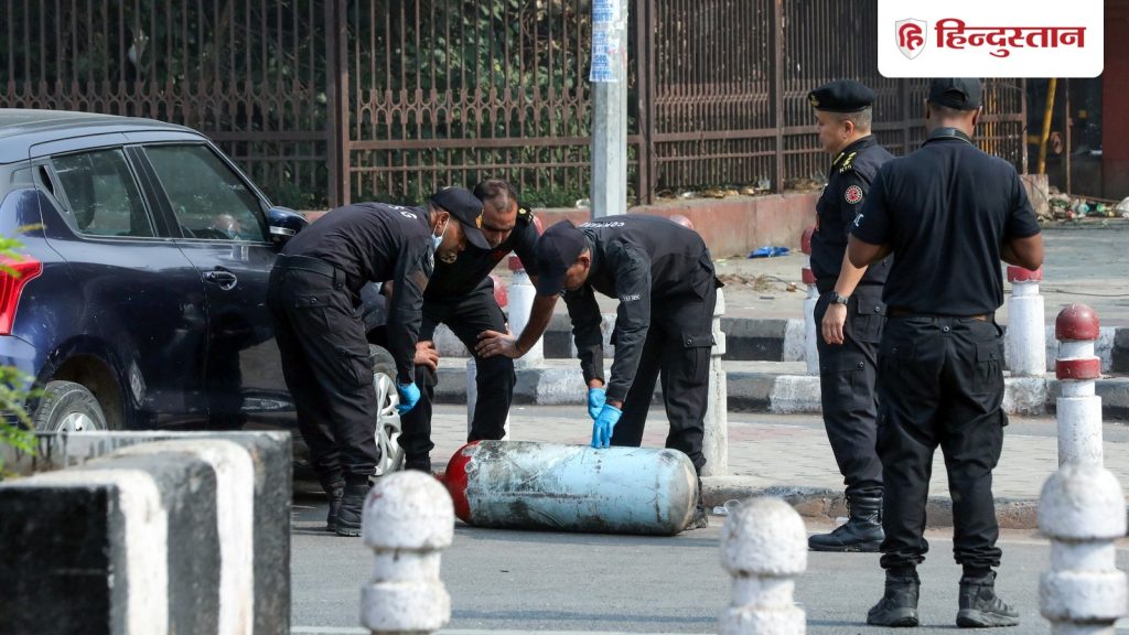 तीन घंटे तक कार में बैठा रहा उमर नबी, फिर दहलाई दिल्ली; बड़े सवालों के जवाब तलाश रही...