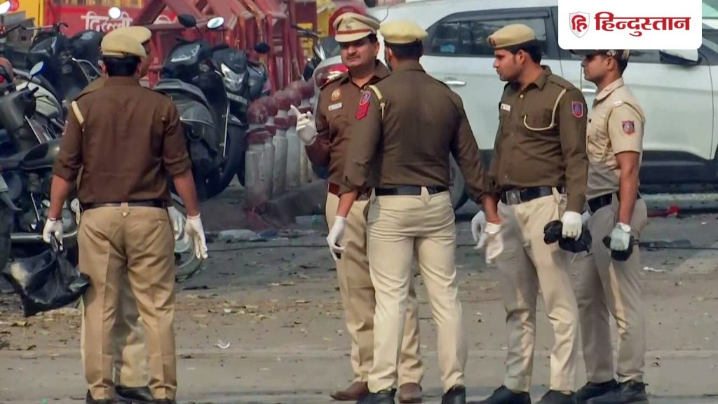 दिल्ली ब्लास्ट: i20 के पास पार्क गाड़ियों के मालिकों से पूछताछ, क्या पता कर रही...