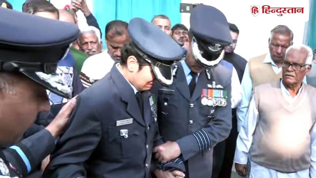 શહીદ વિંગ કમાન્ડર નમનશ સ્યાલીને સલામી આપતાં પત્ની અફશાન ભાંગી પડી, ભાવુક… शहीद विंग कमांडर नमांश स्याली को सलामी देते ही टूट गईं पत्नी अफशां, भावुक कर देने वाला...