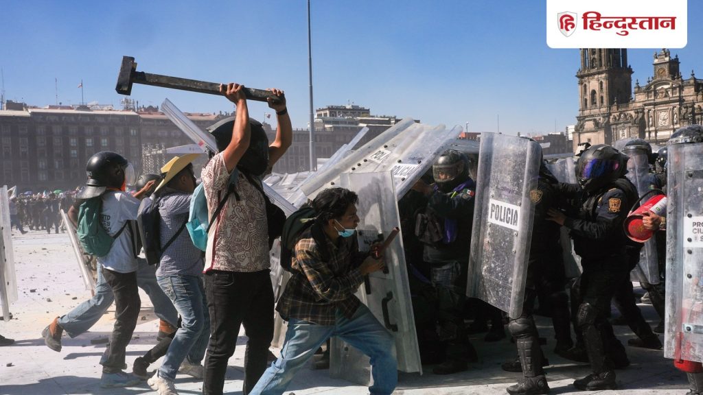 अब इस देश में फूटा जेन-जी का गुस्सा, जमकर विरोध प्रदर्शन; पुलिसवालों पर खूब बरसाए...