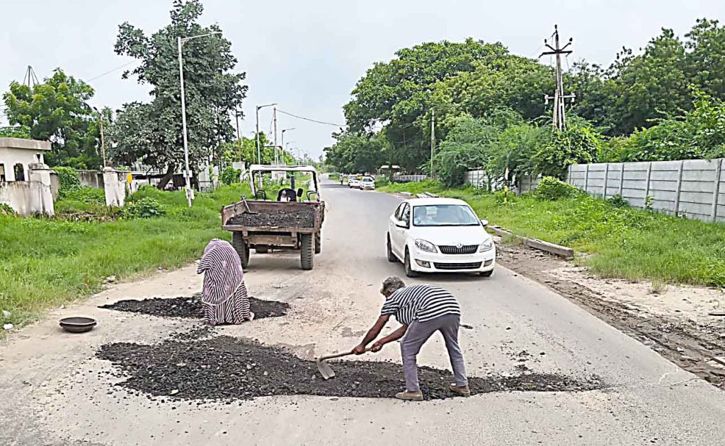 ગુજરાતમાં રોડની ખરાબ ગુણવત્તા જોઈ મુખ્યમંત્રી ભડક્યા: મંત્રીઓને આપ્યો...