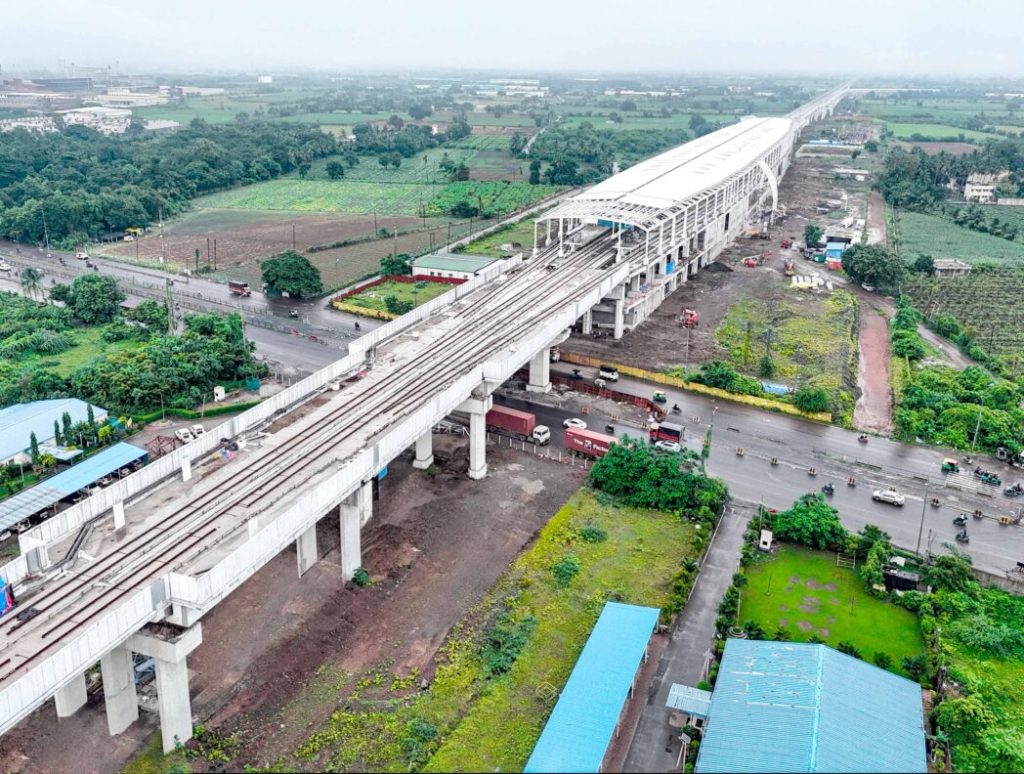 સુરત એરપોર્ટથી હેલિકોપ્ટરમાં અંત્રોલી બુલેટ સ્ટેશન પહોંચ્યા PM મોદી