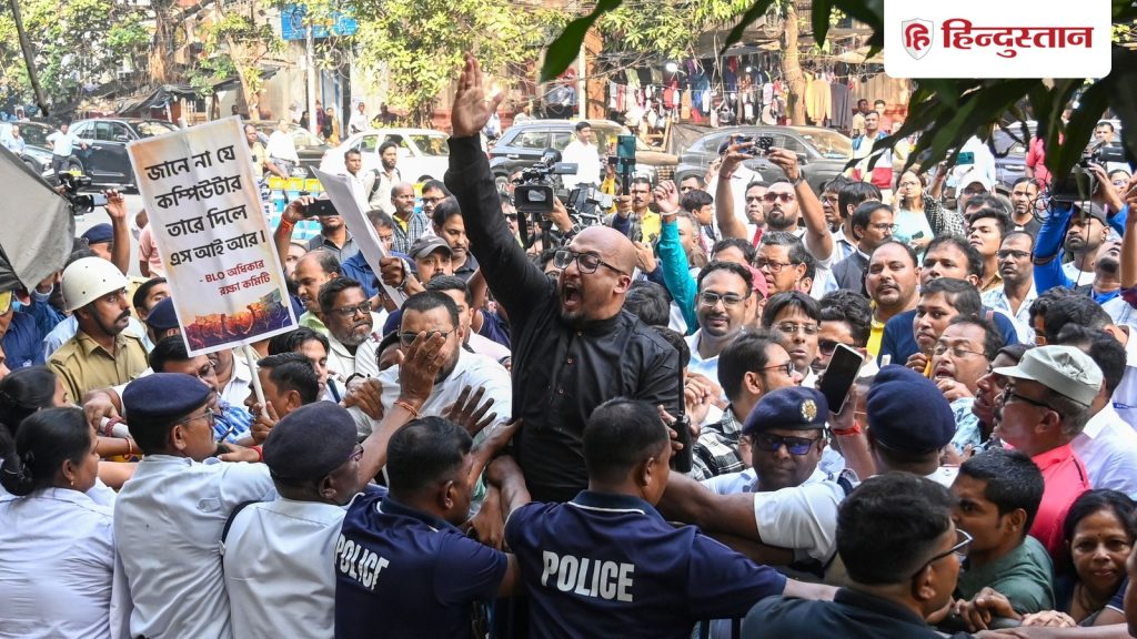 પહેલા SIR પર મમતાનો હુમલો, હવે BLOનો હંગામો; પોલીસ સાથે ઝપાઝપી, તોડફોડ અને પ્રદર્શન;… SIR पर पहले ममता का वार, अब BLOs का हंगामा; पुलिस संग हाथापाई, तोड़फोड़ और प्रदर्शन;...