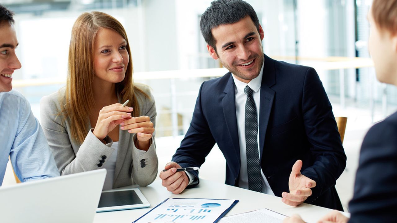 આચાર્ય ચાણક્યના મતે જે લોકો ઓફિસમાં આપણા બોસ અથવા અન્ય લોકો વિશે ખરાબ બોલે છે તેઓ ચોક્કસપણે અન્યોની સામે પણ આપણા વિશે ખરાબ બોલશે. આવા લોકોને ડ્રામા ગમે છે અને તેથી તેઓ કોઈ રહસ્ય રાખી શકતા નથી. અન્યની અંગત બાબતો વિશે નહીં પણ નવા વિચારો અને કારકિર્દીની પ્રગતિ વિશે વાત કરતા લોકો સાથે ઓફિસમાં સકારાત્મક વાતાવરણ ઊભું કરવામાં શાણપણ છે.