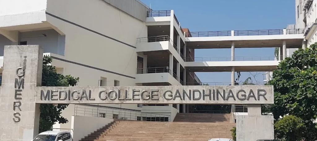 Gandhinagar Medical College Ragging: કડક કાર્યવાહી: ગાંધીનગર મેડિકલ કૉલેજમાં રેગિંગના કેસમાં ૭ સિનિયર વિદ્યાર્થીઓ ૨ વર્ષ માટે સસ્પેન્ડ, સરકારે CCTV ફૂટેજ ચેક કરીને લીધો નિર્ણય! - Gandhinagar...