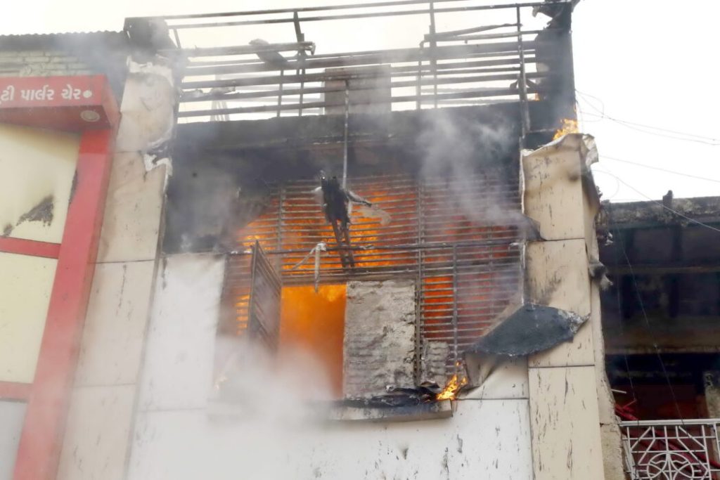 અમદાવાદની પોળમાં આવેલી કાપડની દુકાનમાં ભીષણ આગ