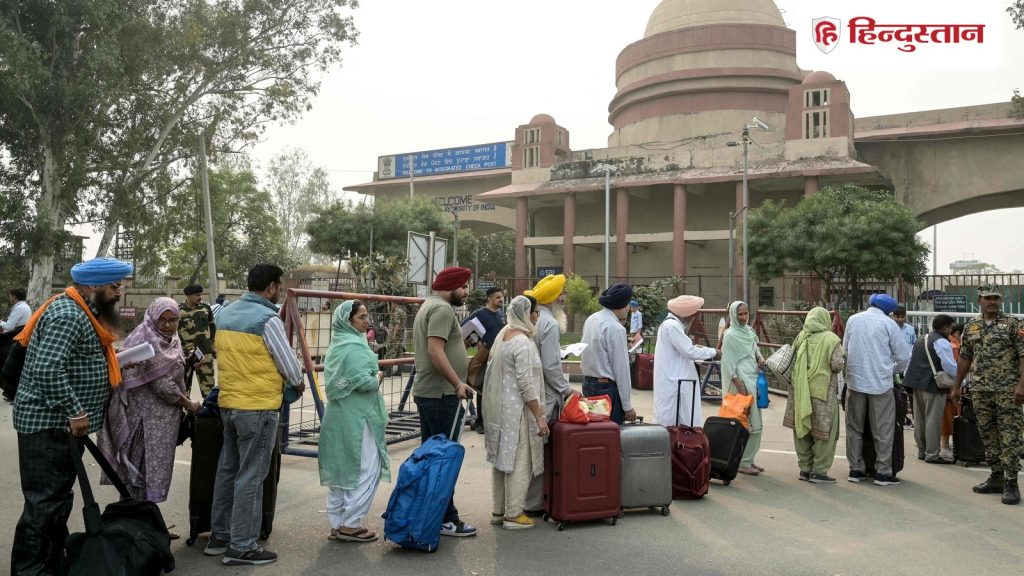 ऑपरेशन सिंदूर के बाद पहली बार पाकिस्तान पहुंचे सिख श्रद्धालु, फूल बरसाकर किया गया...