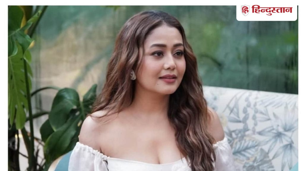 नेहा कक्कड़ का एयरपोर्ट लुक देख चकराए लोग, ट्रोल्स बोले - ये कौन सा फैशन है कि ब्रा...