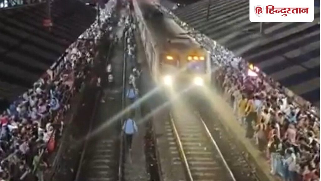 ऐसा क्या हुआ कि मुंबई में रेलवे ट्रैक पर उतर गए यात्री, दो पैसेंजर्स की चली गई...