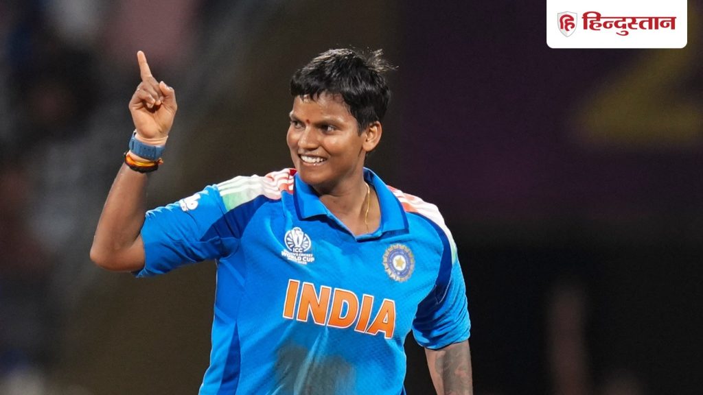 महिला विश्व कप की सुपर स्टार दीप्ति शर्मा का घर पहुंचने पर आगरा में जोरदार स्वागत;...