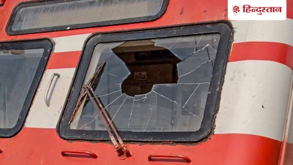 जम्मू-कश्मीर में ट्रेन की खिड़की तोड़ अंदर घुसी चील, लोको पायलट...