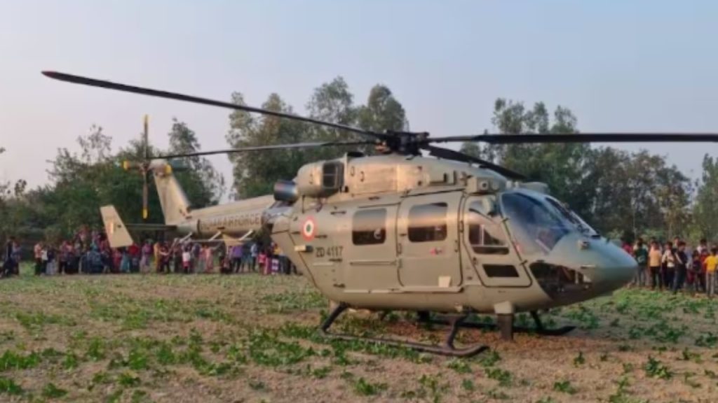 भारतीय वायुसेना (IAF) का एक एडवांस्ड लाइट हेलीकॉप्टर (ALH) ध्रुव सोमवार को उत्तर...