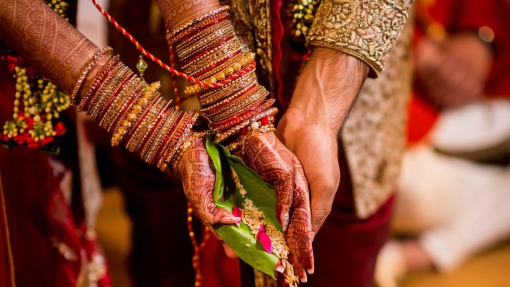 बाराती आई लड़की का दुपट्टा खींचा, विरोध करने पर बारातियों पर बरसाईं लाठियां और फिर किया ये हाल | bhagalpur man pull girl dupatta baraat attacked with sticks rods jewellery...