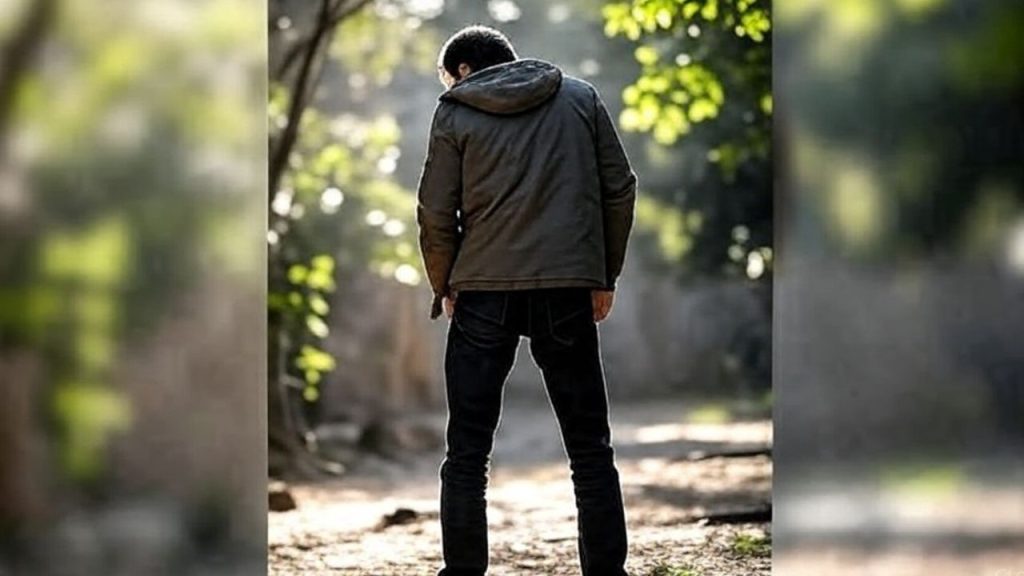 उसका और उसके दोस्त का रेलवे स्टेशन के एक बोर्ड के नीचे सार्वजनिक रूप से...