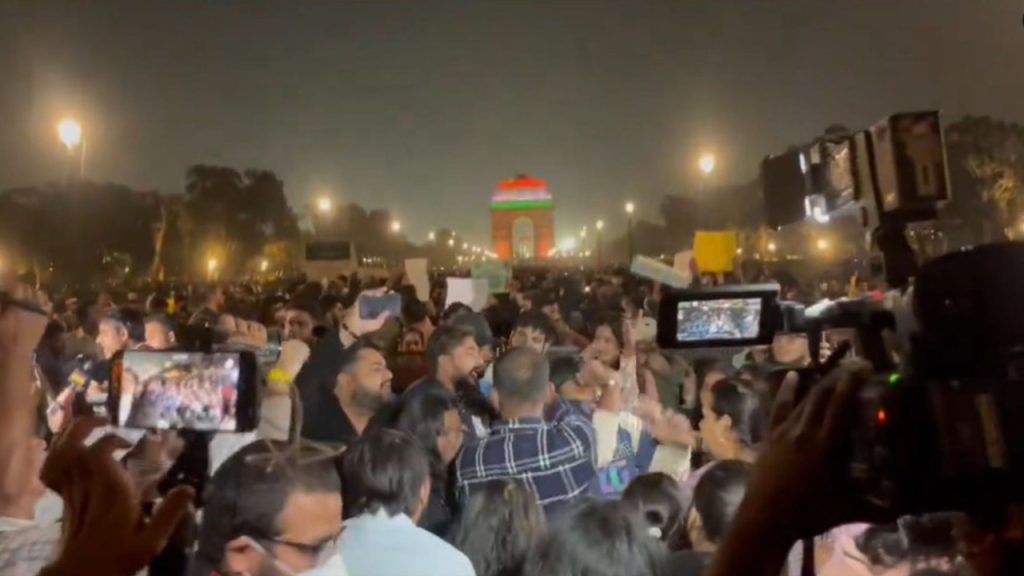 दिल्ली में बढ़ते प्रदूषण स्तर को लेकर रविवार को इंडिया गेट पर लोगों ने...