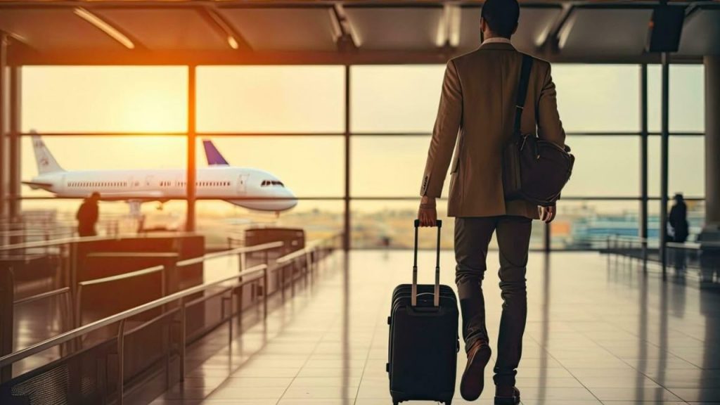 દિલ્હીના ઈન્દિરા ગાંધી ઈન્ટરનેશનલ એરપોર્ટ પર AMSS સિસ્ટમ ફેલ થવાને કારણે લગભગ 100 લોકોએ જીવ ગુમાવ્યા હતા. दिल्ली के इंदिरा गांधी इंटरनेशनल एयरपोर्ट पर AMSS सिस्टम के ठप होने से करीब 100...