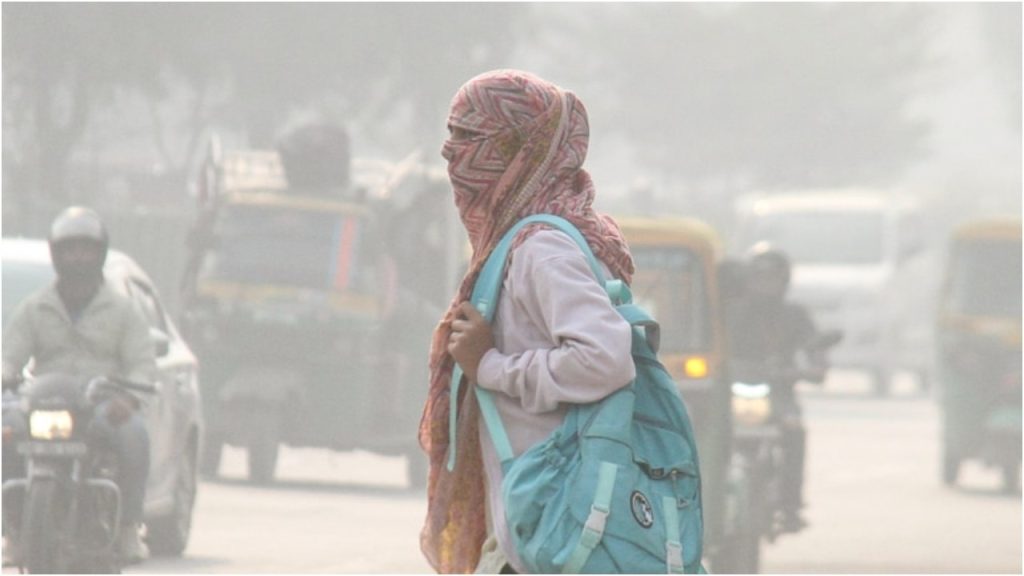 घुटने लगा है दिल्ली वालों का दम, जहरीली हुई हवा, पूरे NCR में हेल्थ इमरजेंसी जैसे हालात | pollution level noida gurugram AQI Air quality index emergency like...