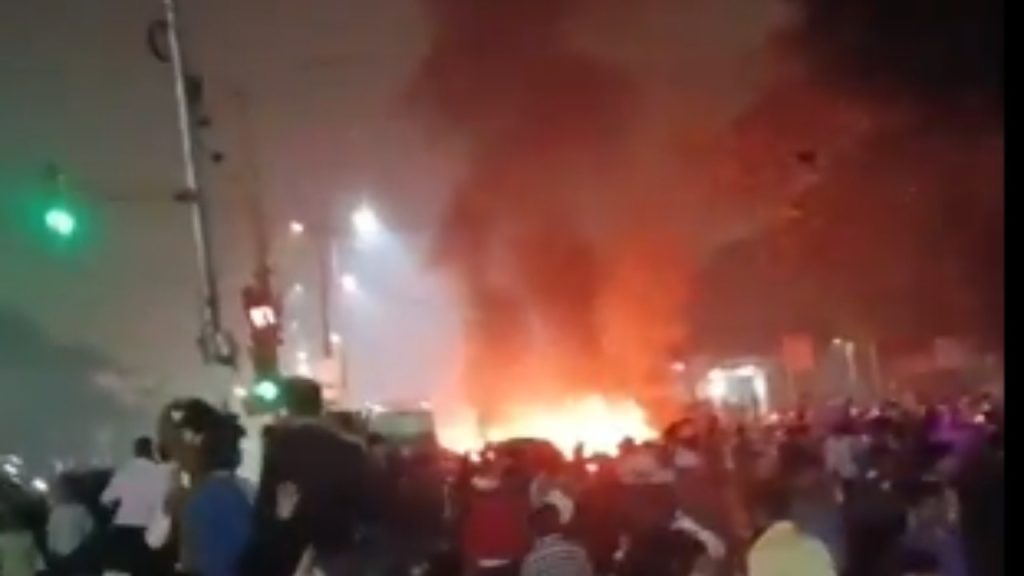 दिल्ली के लाल किला मेट्रो स्टेशन के पास बड़ा धमाका हुआ है. धमाका खड़ी हुई...