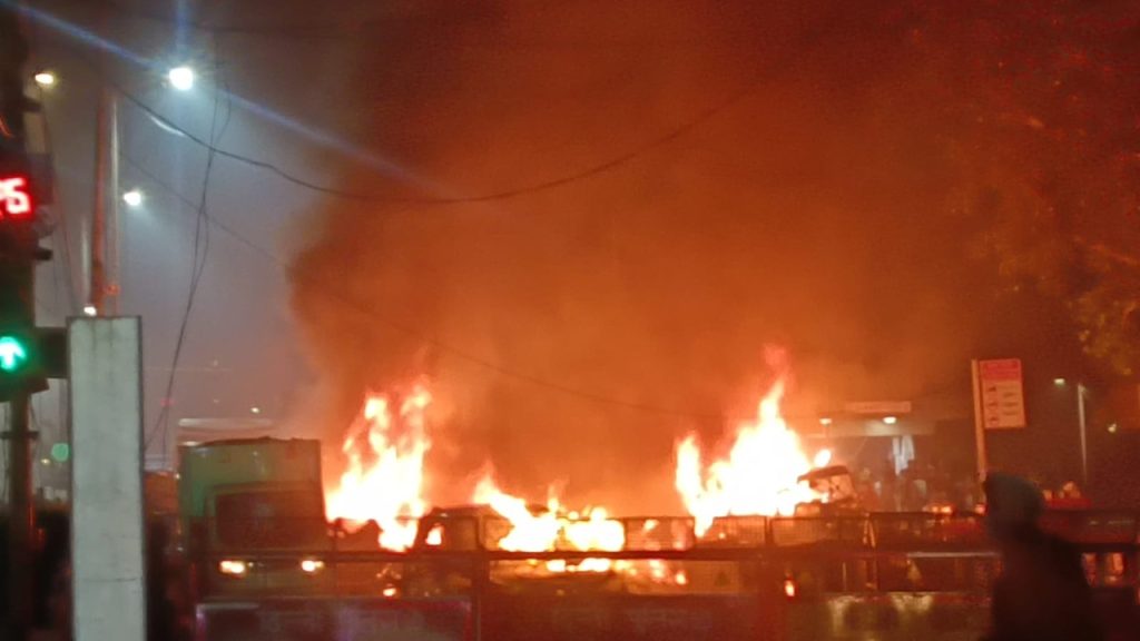 दिल्ली धमाके के बाद आग इतनी तेजी से फैली कि आसपास खड़ी तीन और गाड़ियां भी जल...