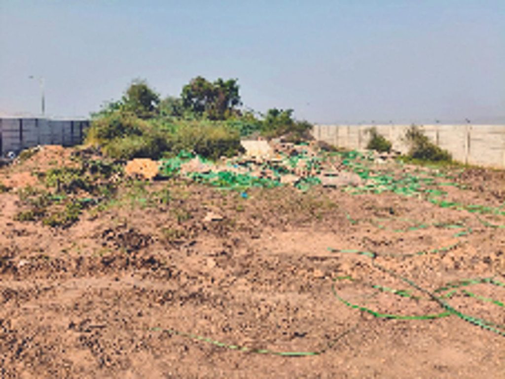 મોટી માલવણમાં સોલાર કંપનીએ કચરો નાંખતા રણમાં જવાનો રસ્તો બંધ