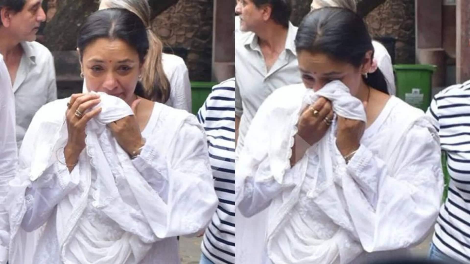 સતીશ શાહના અંતિમ સંસ્કાર વખતે રૂપાલી ગાંગુલી રડી પડી, વીડિયો થયો વાયરલ સતીશ શાહના અંતિમ સંસ્કાર વખતે રૂપાલી ગાંગુલી રડી પડી, વીડિયો થયો વાયરલ