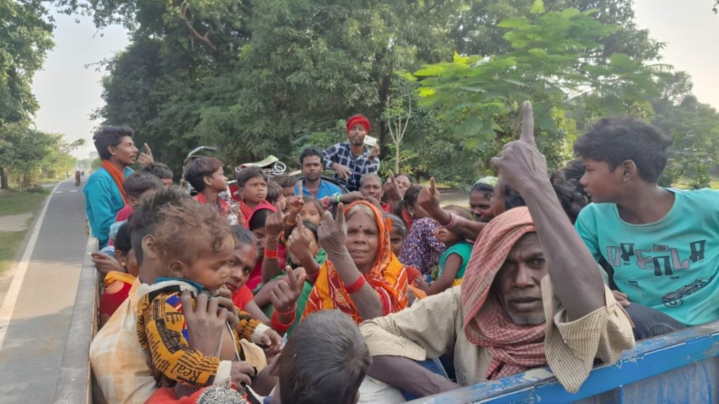 બિહાર: બીજા તબક્કામાં રેકોર્ડ તૂટ્યો; સાંજે 5 વાગ્યા સુધી 67.14 ટકા મતદાન, કિશનગંજ આગળ बिहार: दूसरे चरण में टूटा रिकॉर्ड; 5 बजे तक 67.14 प्रतिशत मतदान, किशनगंज सबसे आगे