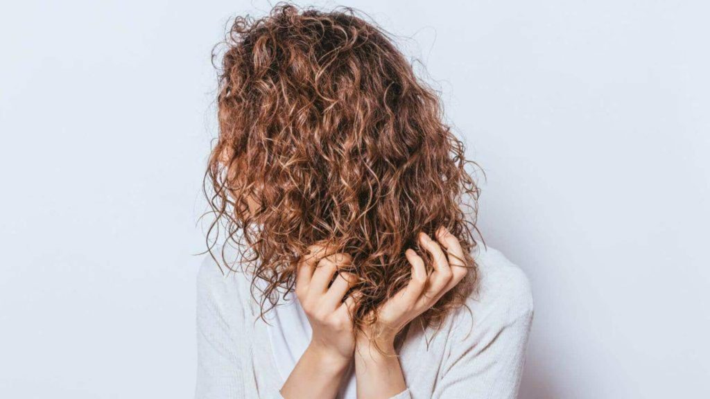 डैंड्रफ से छुटकारा चाहते हैं? इन 5 घरेलू नुस्खों को आजमाएं