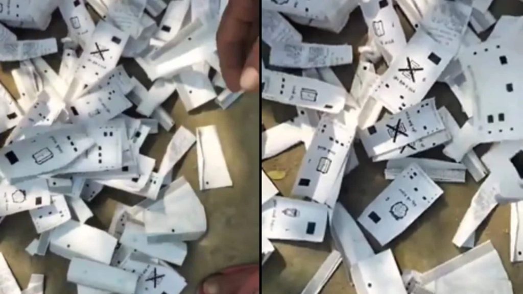 બિહાર: રસ્તા પર VVPAT સ્લિપ મળવા પર હંગામો, ચૂંટણી પંચે AROને સસ્પેન્ડ કર્યો बिहार: सड़क पर VVPAT पर्चियां मिलने पर बवाल, चुनाव आयोग ने ARO को निलंबित किया
