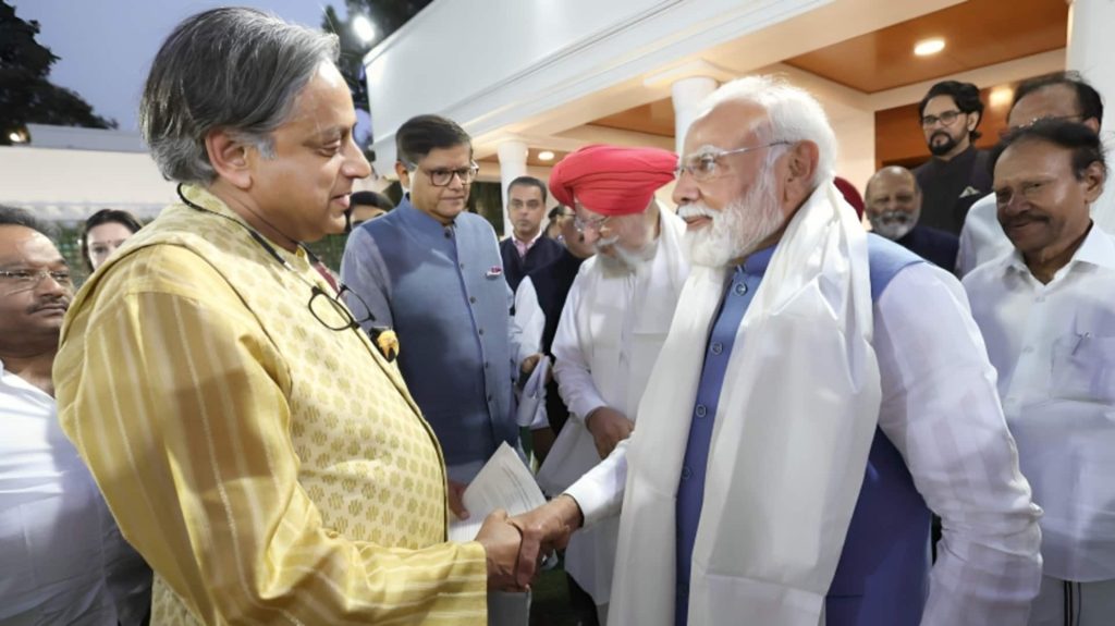 शशि थरूर ने फिर प्रधानमंत्री मोदी की तारीफ की, खांसी-जुकाम के बावजूद उनको सुनने पहुंचे