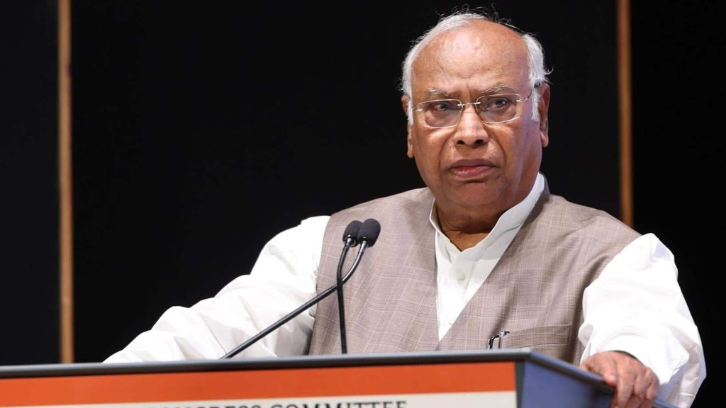 मल्लिकार्जुन खड़गे ने सरदार पटेल का हवाला देकर RSS पर प्रतिबंध लगाने की मांग की