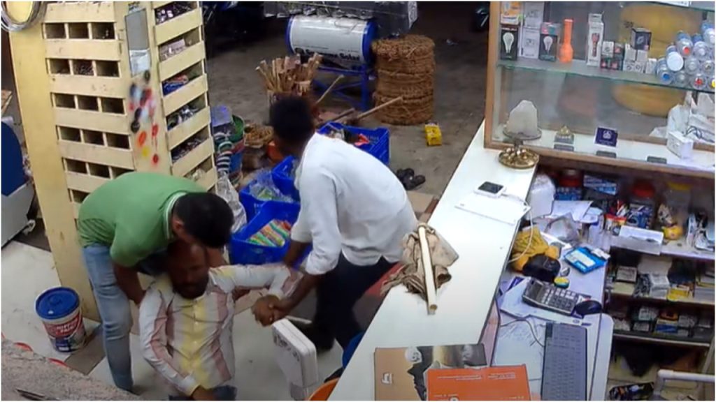 दुकान में खड़े-खड़े आया हार्ट अटैक, सीसीटीवी वीडियो में देखें कैसे गिरते ही व्यक्ति ने तोड़ा दम | man collapsed with chest pain heart Attack died captured on CCTV...