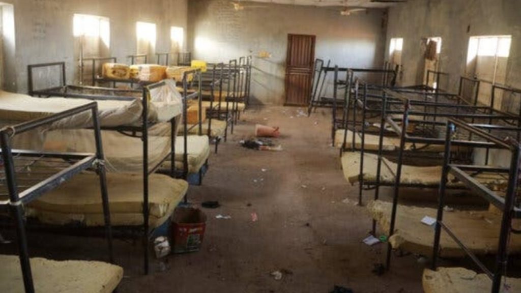 नाइजीरिया में स्कूल पर आतंकी हमला, 200 से ज्यादा बच्चे और 12 शिक्षकों को बनाया बंधक | Nigeria gunmen attack on catholic School 200 Students and Teachers...