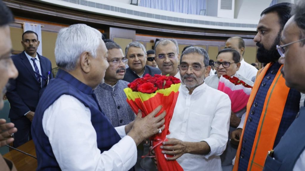 બિહારમાં, મુખ્યમંત્રીને લગભગ 2.5 લાખ રૂપિયા માસિક પગાર અને ભથ્થાં મળે છે. આ પૈસા… बिहार में सीएम को करीब 2.5 लाख रुपये मासिक वेतन और भत्ते मिलते हैं. ये पैसा कई...