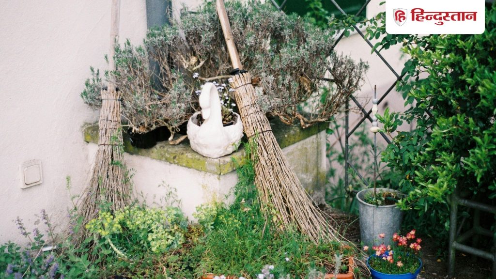 घर में भूलकर भी ऐसे न रखें झाडू, जानें क्या कहता है...