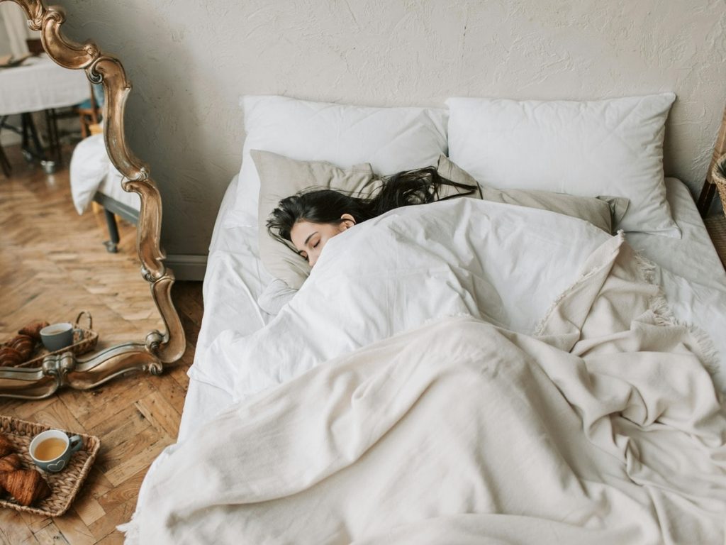 सोते समय बिस्तर के पास न रखें ये 5 चीजें, नाराज हो जाएंगी धन की देवी...