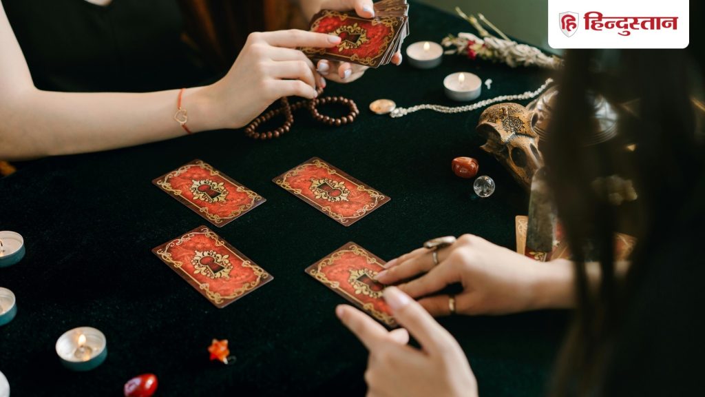 Tarot Horoscope Today : सभी 12 राशियों के लिए कैसा रहेगा आज का दिन? पढ़ें 14 नवंबर 2025 का टैरो...