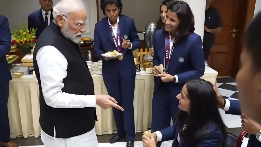 भारत के प्रधानमंत्री नरेंद्र मोदी ने विमेंस वर्ल्ड कप 2025 जीतने वाली टीम से...