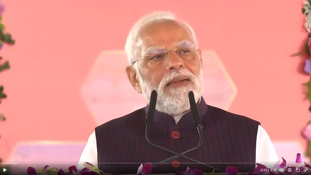 छत्तीसगढ़ की 25वीं वर्षगांठ पर रायपुर में आयोजित एक जनसभा को संबोधित करते...